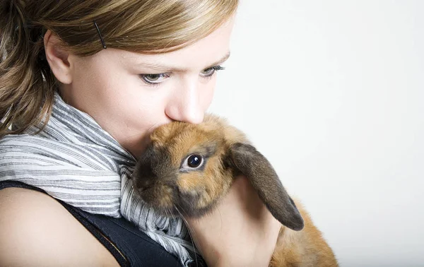 ウサギを持つ女性 ペット — ストック写真
