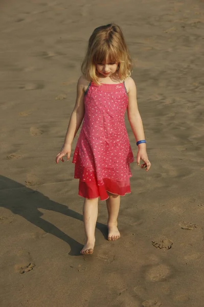 Fille Marchant Sur Plage — Photo