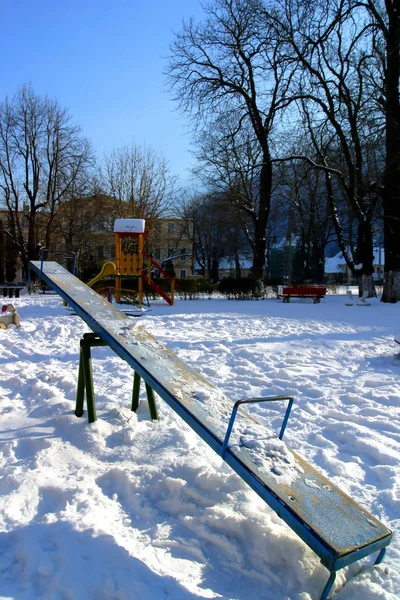 Een Speeltuin Bedekt Met Sneeuw Brasov Transsylvanië Roemenië — Stockfoto