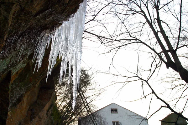 Romanya Nın Timisoara Kentindeki Kayalarda Buz Saçakları Oluşuyor — Stok fotoğraf