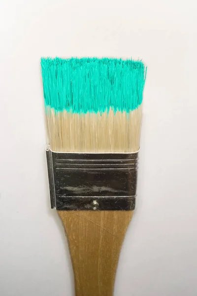 Bir Sanatçının Fırçasını Fırçalarken Çekilmiş Bir Fotoğraf Taze Renkli Boyalar — Stok fotoğraf