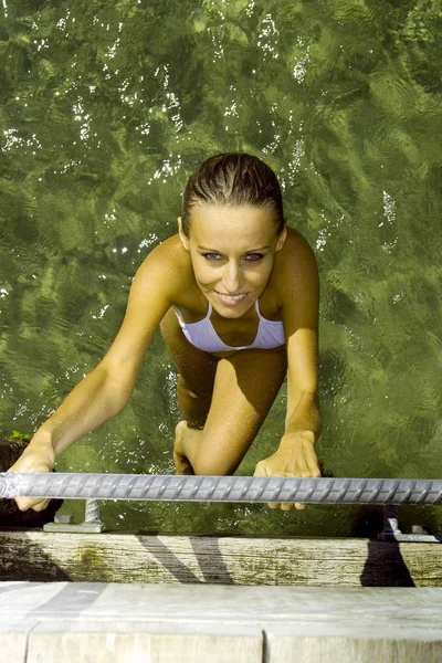 Fotografia Pięknej Młodej Kobiety Relaksującej Się Białym Bikini Nad Wodą — Zdjęcie stockowe