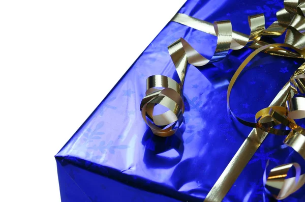 Fényes Kék Ajándék Arany Szalagokkal Sekély Mélységélesség Összpontosíts Szalagokra — Stock Fotó