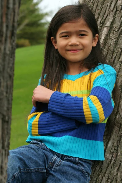 Adorável Menina Encostada Árvore — Fotografia de Stock