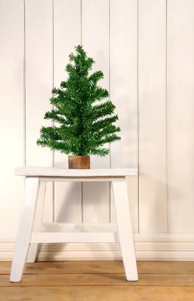 Petit Sapin Vert Sur Banc Blanc Rustrique — Photo