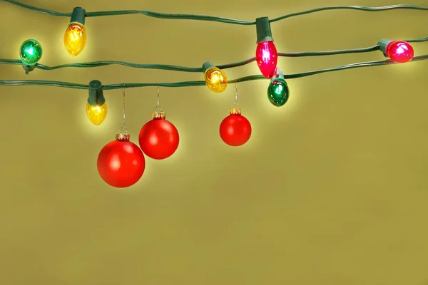Három Piros Karácsonyi Golyó Lóg Egy Sor Színes Fények — Stock Fotó