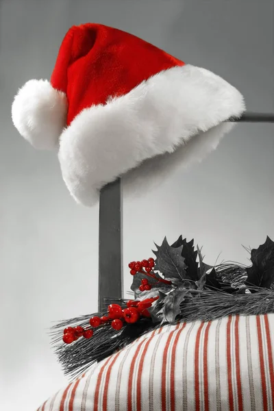 Sombrero Santa Colgando Lado Una Silla Selectiva — Foto de Stock