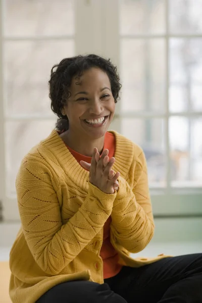 Retrato Una Hermosa Mujer Afroamericana Riendo — Foto de Stock