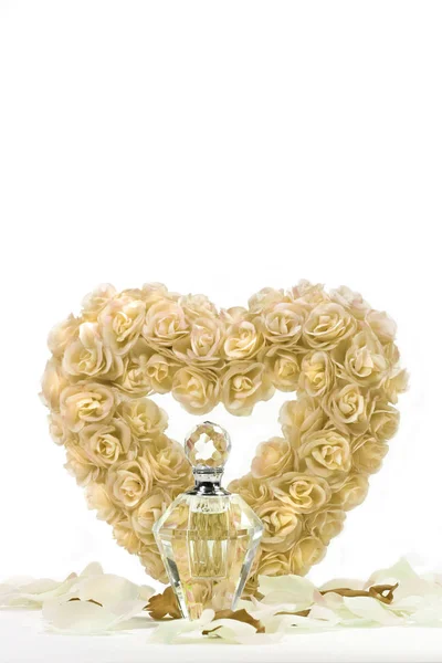 Coração Rosas Com Garrafa Cristal Pétalas — Fotografia de Stock