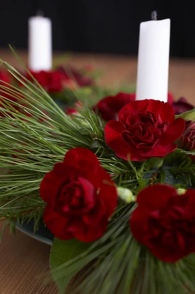 Candele Con Set Fiori Sul Tavolo Marrone Sfondo Nero — Foto Stock