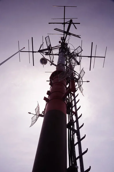 Bir Radyo Anteninin Direği Gökyüzüne Karşı — Stok fotoğraf