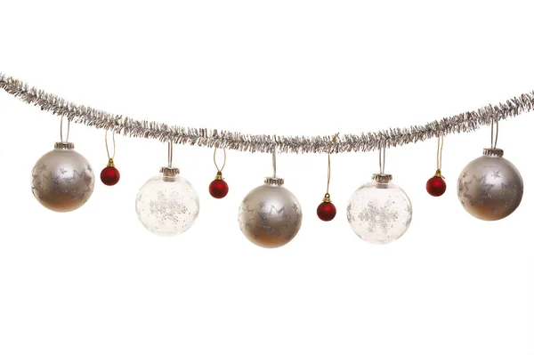 Silberner Weihnachtsschmuck Mit Dekorativen Weihnachtskugeln — Stockfoto