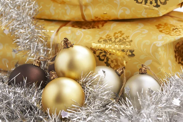 Regalo Natale Tavola Con Palline Oro Argento — Foto Stock