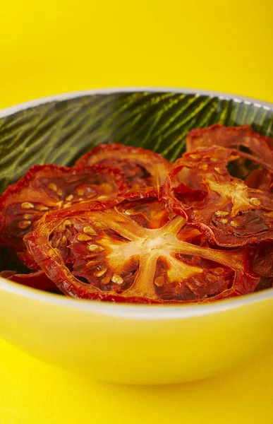 Tomates Rodajas Secas Tazón Verde Sobre Fondo Amarillo — Foto de Stock