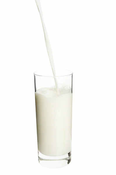 Versare Latte Nel Bicchiere Sullo Sfondo Bianco — Foto Stock