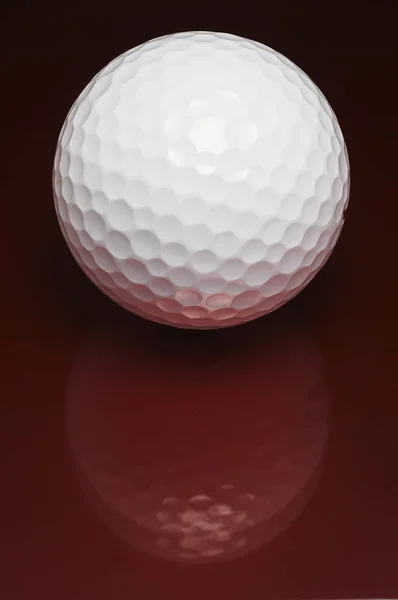 Golfboll Med Röd Feflektion — Stockfoto