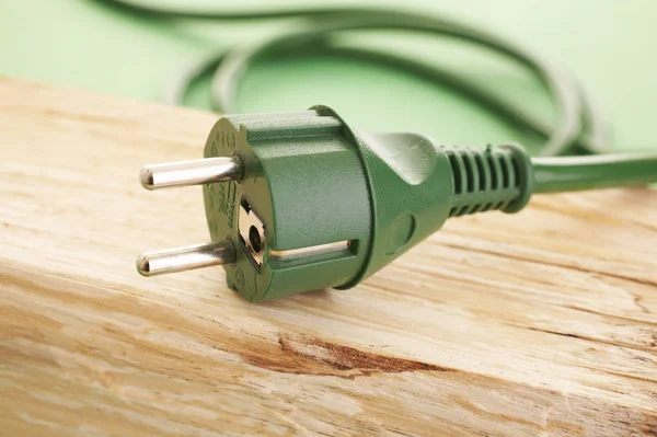 Grünes Energiekonzept Ökostrom Stecker Holz — Stockfoto