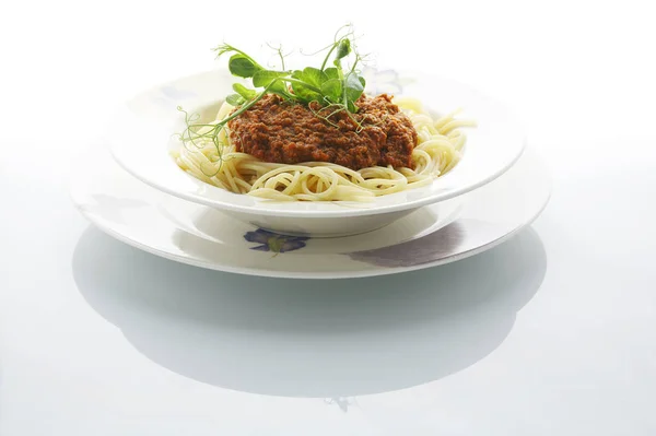 Placa Boloñesa Espaguetis Sobre Mesa Blanca Brillante Restaurante —  Fotos de Stock