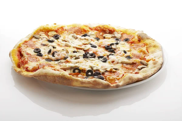 Pizza Gefüllt Mit Oliven Pilzen Und Garnelen Auf Dem Teller — Stockfoto