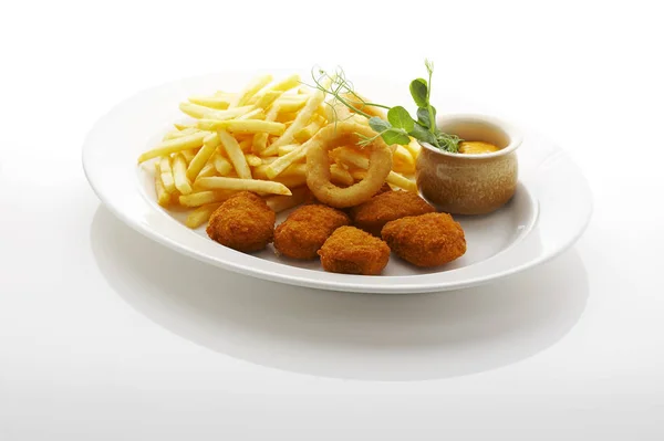 Nuggets Pommes Frites Och Friterade Lökringar Tallriken — Stockfoto