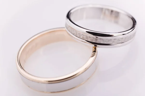 Dois Anéis Noivado Ouro Branco Sobre Fundo Reflexivo Branco — Fotografia de Stock