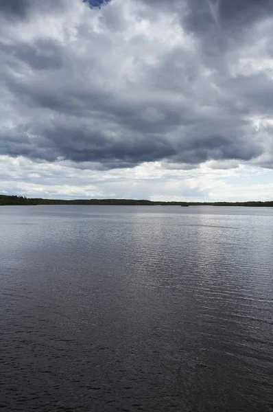 Paisagem Lago Com Nuvens Dramáticas — Fotografia de Stock