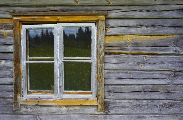 Окно Деревянной Хижины Отражающее Летний Пейзаж — стоковое фото