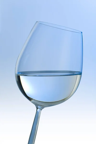 Geïsoleerd Waterglas Een Witte Tot Blauwe Achtergrond — Stockfoto