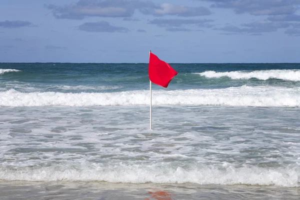 Rosso Pericoloso Nuoto Avviso Bagnino Bandiera Mare Agitato — Foto Stock