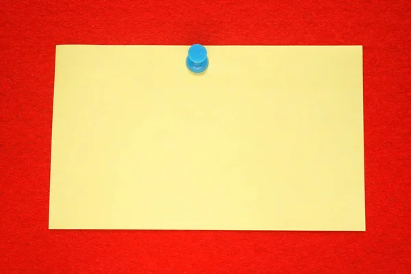 Yellow Note Held Red Felt Notice Board Blue Push Pin — Stock Photo, Image
