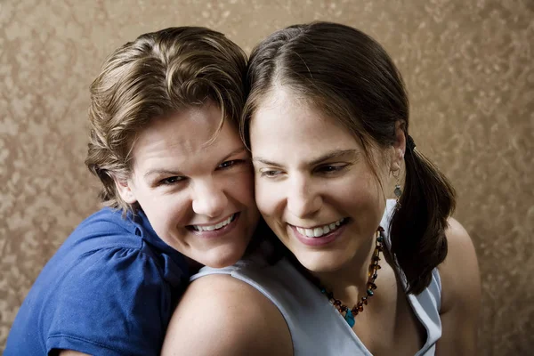 Portrait Deux Jeunes Femmes Amis Rire — Photo