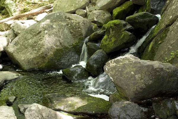 Schöner Wasserfall Auf Naturhintergrund — Stockfoto