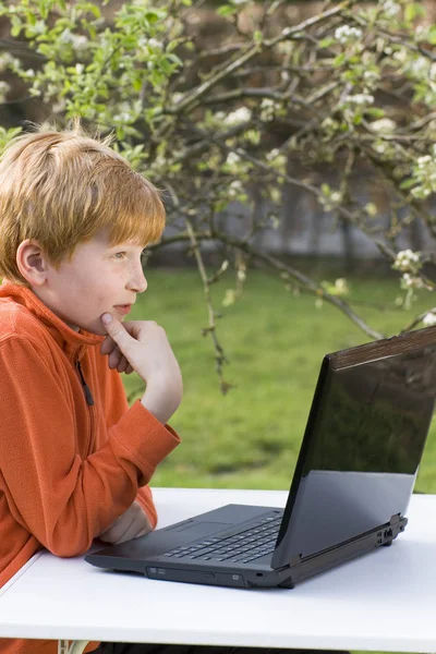 Αγόρι Μαθαίνει Στο Laptop — Φωτογραφία Αρχείου