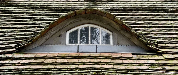 Старое Деревянное Окно Крышей — стоковое фото