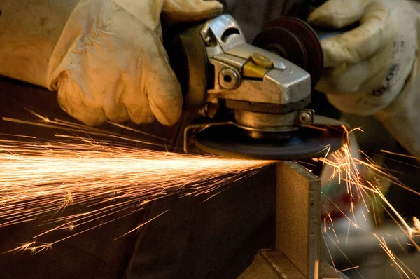 Lavoratore Taglio Metallo Con Smerigliatrice — Foto Stock