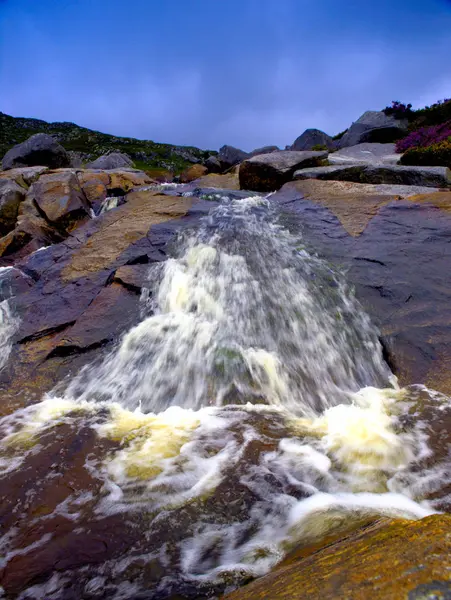 Bella Cascata Sullo Sfondo Della Natura — Foto Stock