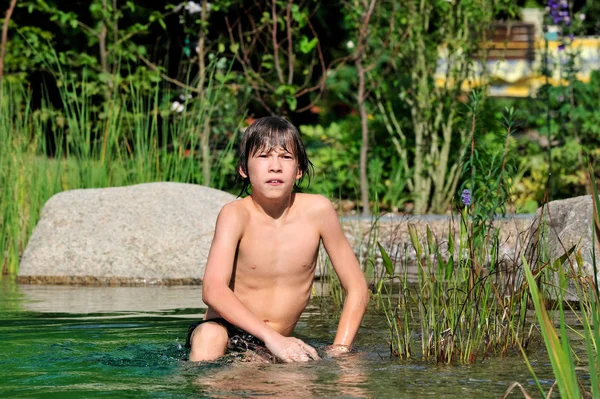 Teich Sitzend Jung — Stockfoto