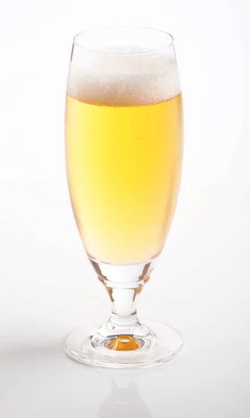 Verre Bière Avec Glace Sur Fond Blanc — Photo