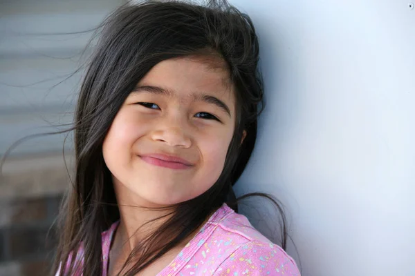 Щаслива Шестирічна Дівчина Стоїть Стіні Відкритому Повітрі — стокове фото