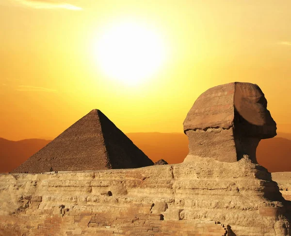 Ägyptische Sphinx Und Pyramide Bei Sonnenuntergang — Stockfoto