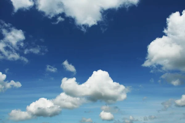 Białe Chmury Niebieski — Zdjęcie stockowe
