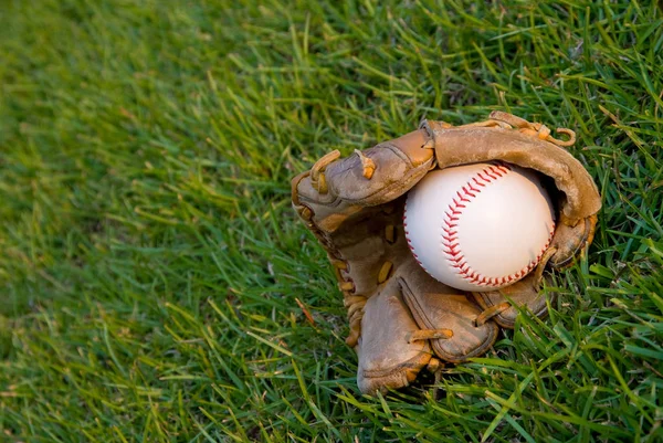 Pelota Béisbol Hierba —  Fotos de Stock