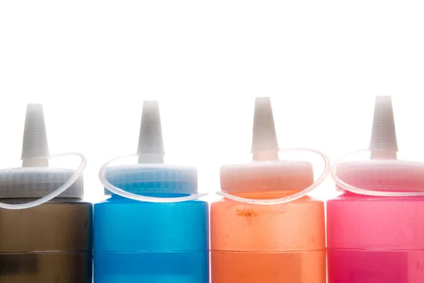 Botellas Plástico Colores Sobre Fondo Blanco — Foto de Stock