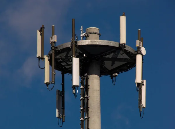 Wieża Telekomunikacyjna Antenami Anteną — Zdjęcie stockowe