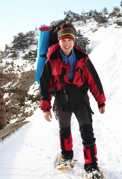 Dziewczyna Turysta Zimie Góry — Zdjęcie stockowe