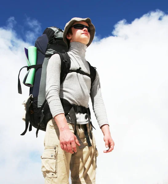 Retrato Jovem Camuflagem Com Mochila Uma Estrada Montanha — Fotografia de Stock