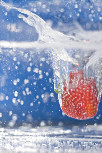 Eine Saftige Rote Erdbeere Die Ins Wasser Fällt Geringe Tiefenschärfe — Stockfoto