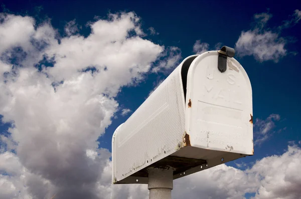 Mavi Gök Bulutlara Karşı Eski Posta Kutusu — Stok fotoğraf
