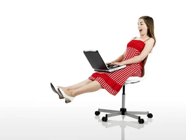 Retrato Una Mujer Feliz Sentada Una Silla Con Portátil Aislado —  Fotos de Stock