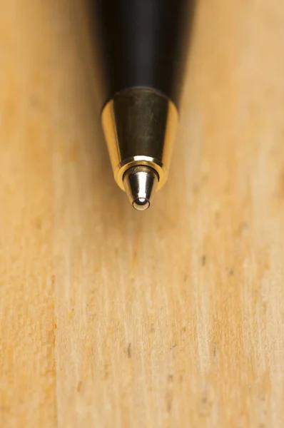 Kuličkové Pero Makro Pozadí Dřeva Úzkou Hloubkou Pole — Stock fotografie